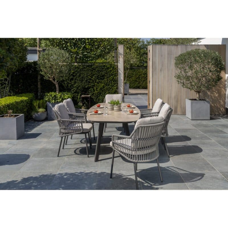 4Seasons Outdoor "Alicante" Diningsessel, Gestell Aluminium anthrazit, Rope-Bespannung grau, Kissen Olefin hellgrau mit "Manolo" Gartentisch, Tischplatte Keramik sand