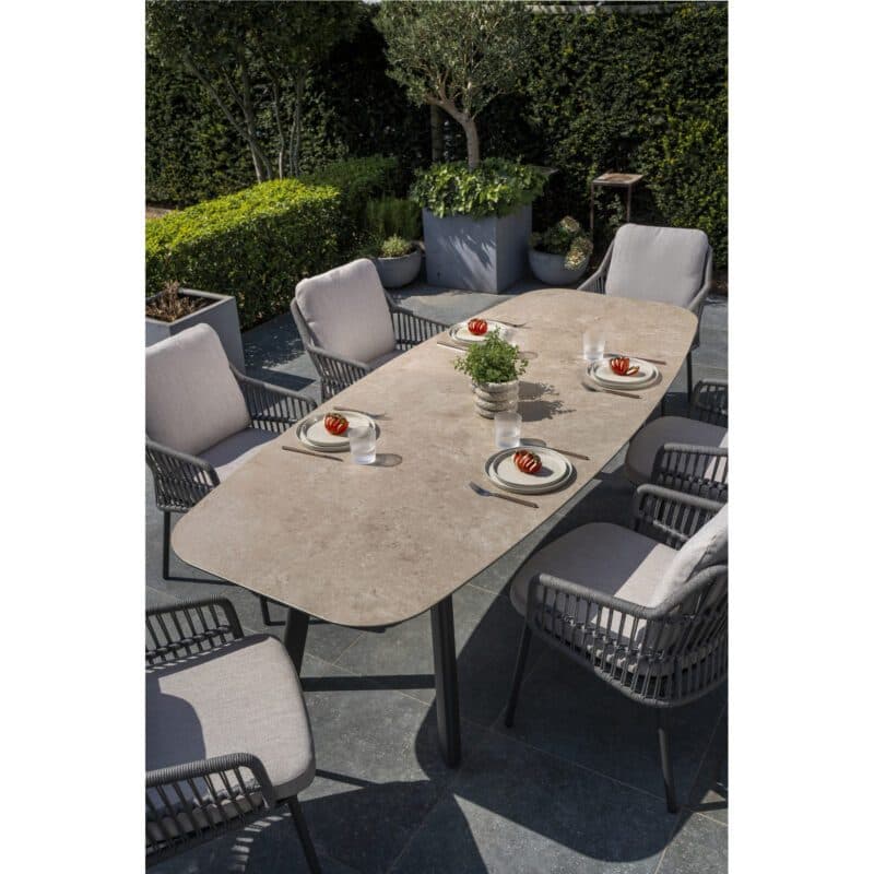 4Seasons Outdoor "Alicante" Diningsessel, Gestell Aluminium anthrazit, Rope-Bespannung grau, Kissen Olefin hellgrau mit "Manolo" Gartentisch, Tischplatte Keramik sand