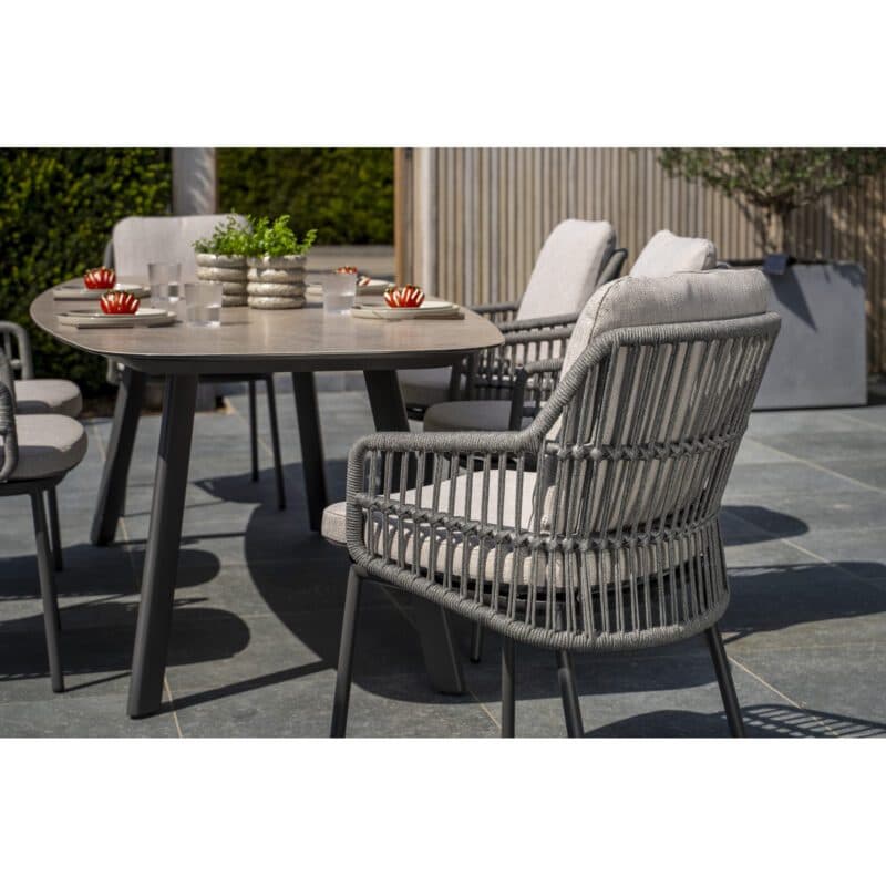 4Seasons Outdoor "Alicante" Diningsessel, Gestell Aluminium anthrazit, Rope-Bespannung grau, Kissen Olefin hellgrau mit "Manolo" Gartentisch, Tischplatte Keramik sand