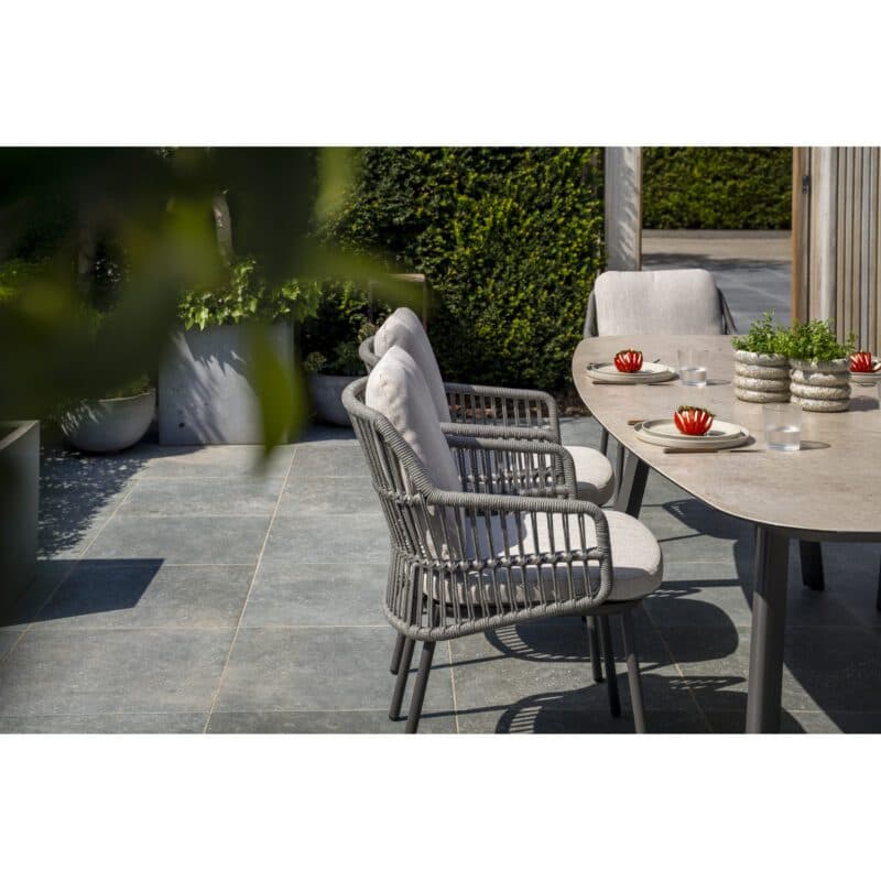4Seasons Outdoor "Alicante" Diningsessel, Gestell Aluminium anthrazit, Rope-Bespannung grau, Kissen Olefin hellgrau mit "Manolo" Gartentisch, Tischplatte Keramik sand