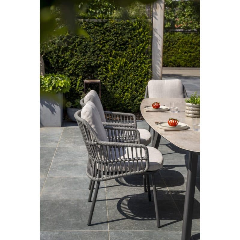4Seasons Outdoor "Alicante" Diningsessel, Gestell Aluminium anthrazit, Rope-Bespannung grau, Kissen Olefin hellgrau mit "Manolo" Gartentisch, Tischplatte Keramik sand