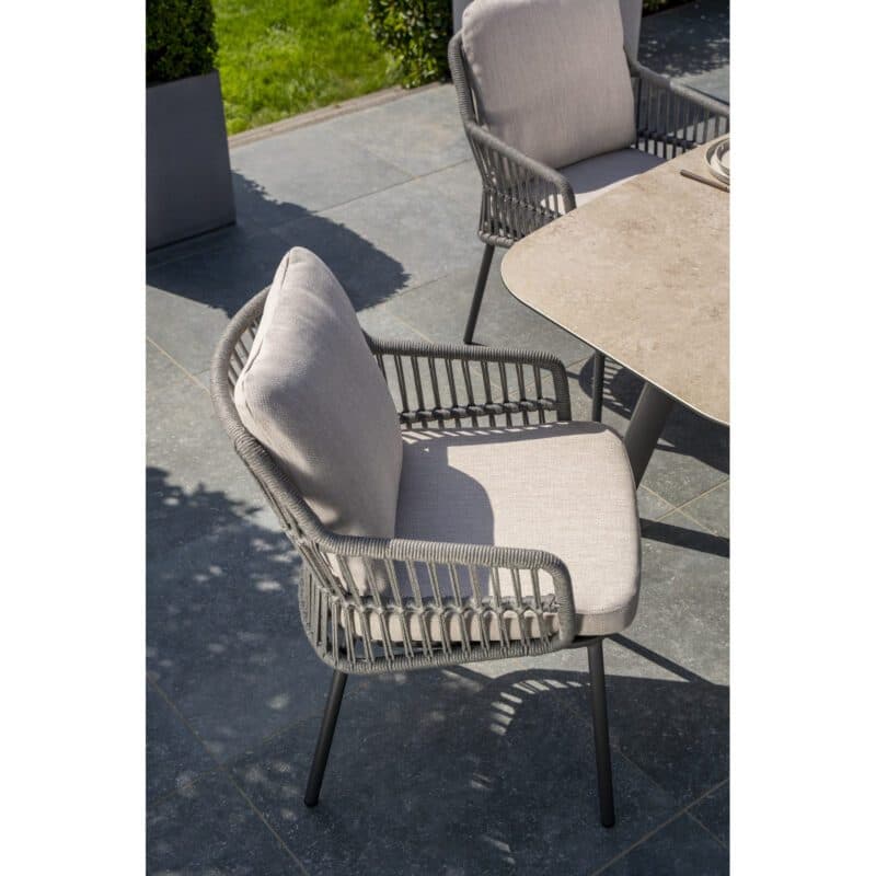 4Seasons Outdoor "Alicante" Diningsessel, Gestell Aluminium anthrazit, Rope-Bespannung grau, Kissen Olefin hellgrau mit "Manolo" Gartentisch, Tischplatte Keramik sand