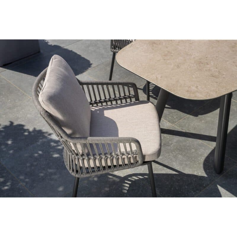 4Seasons Outdoor "Alicante" Diningsessel, Gestell Aluminium anthrazit, Rope-Bespannung grau, Kissen Olefin hellgrau mit "Manolo" Gartentisch, Tischplatte Keramik sand