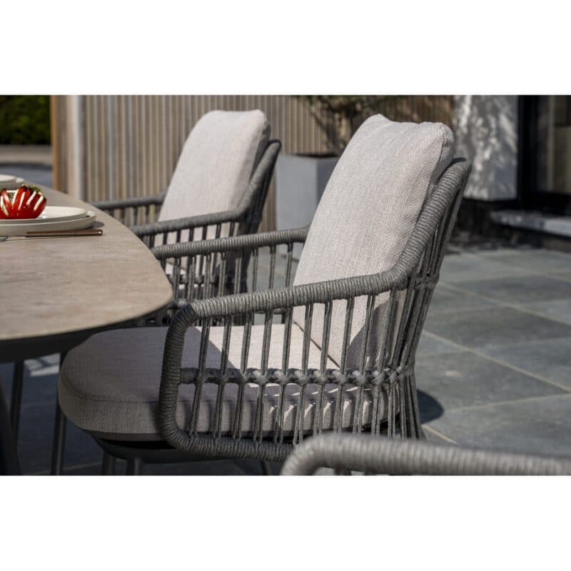 4Seasons Outdoor "Alicante" Diningsessel, Gestell Aluminium anthrazit, Rope-Bespannung grau, Kissen Olefin hellgrau mit "Manolo" Gartentisch, Tischplatte Keramik sand