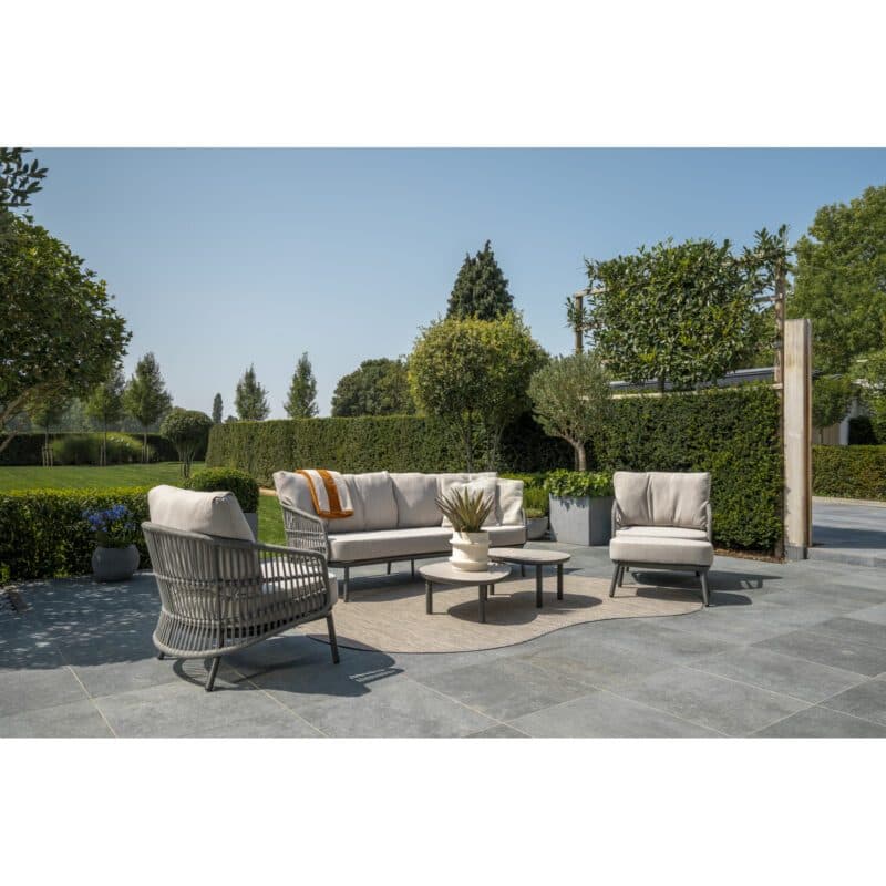 4Seasons Outdoor "Alicante" Loungeset 3-tlg., Gestelle Aluminium anthrazit, Rope-Bespannung grau, Kissen Olefin hellgrau mit "Monroe" Loungetisch-Set, Tischplatten Keramik grau