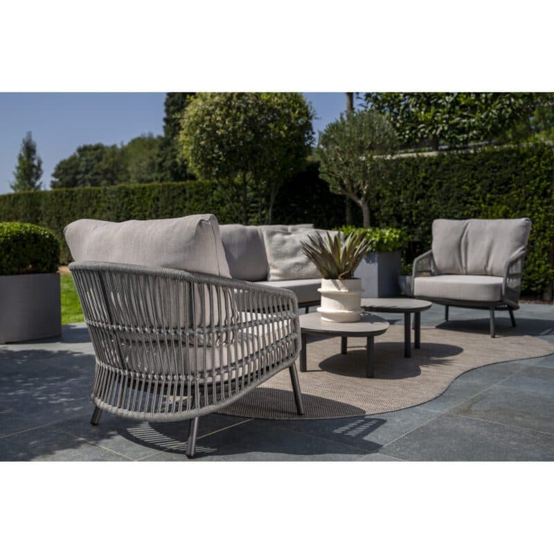 4Seasons Outdoor "Alicante" Loungeset 3-tlg., Gestelle Aluminium anthrazit, Rope-Bespannung grau, Kissen Olefin hellgrau mit "Monroe" Loungetisch-Set, Tischplatten Keramik grau