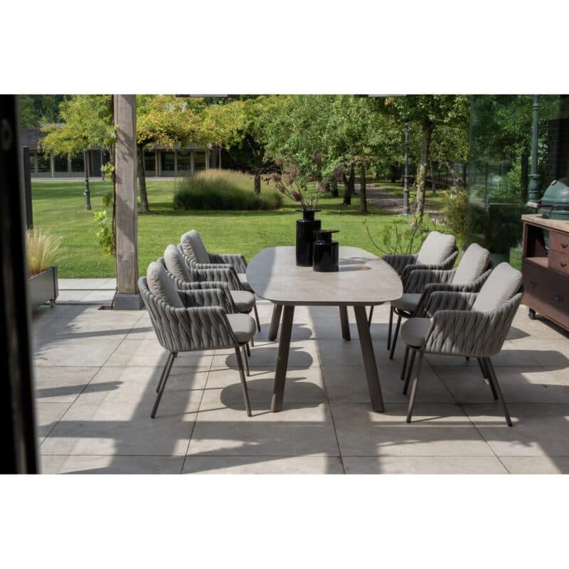 4Seasons Outdoor "Cannes" Diningsessel, Gestell Aluminium terre, Rope-Bespannung grau, Kissen Olefin hellgrau mit "Manolo" Gartentisch, Tischplatte Keramik sand
