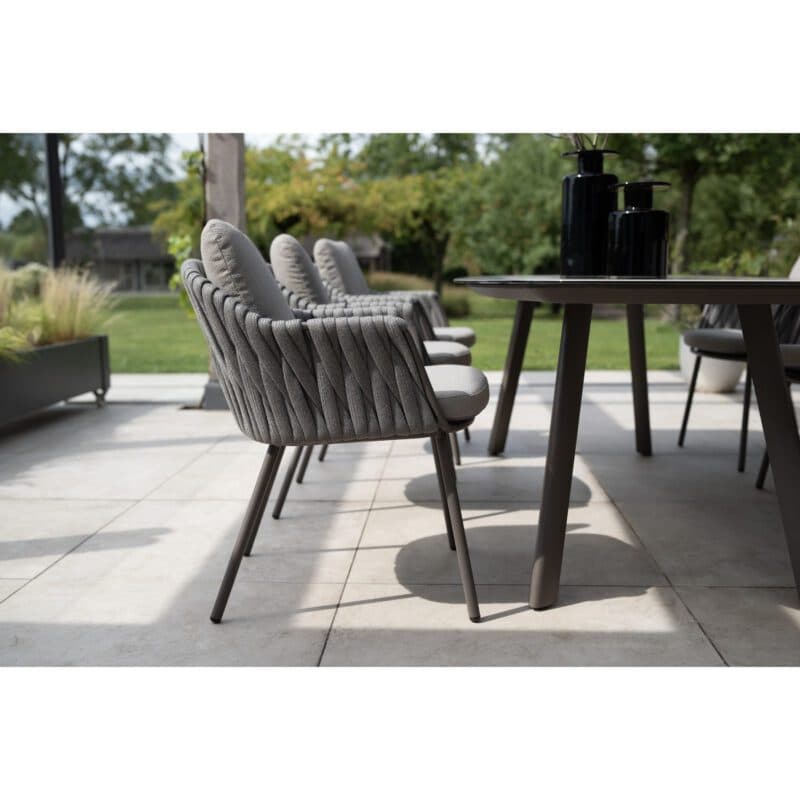 4Seasons Outdoor "Cannes" Diningsessel, Gestell Aluminium terre, Rope-Bespannung grau, Kissen Olefin hellgrau mit "Manolo" Gartentisch, Tischplatte Keramik sand