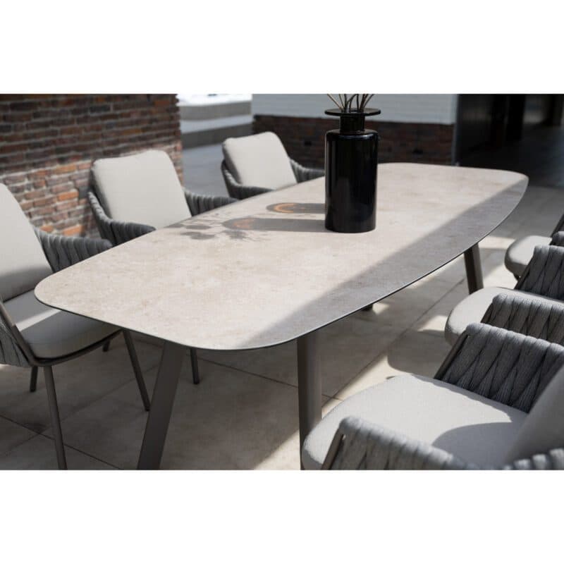 4Seasons Outdoor "Cannes" Diningsessel, Gestell Aluminium terre, Rope-Bespannung grau, Kissen Olefin hellgrau mit "Manolo" Gartentisch, Tischplatte Keramik sand