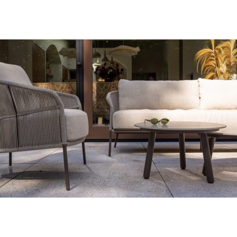 4Seasons Outdoor "Florence" Loungeset, Gestell Aluminium terre, Rope-Bespannung hellgrau, Kissen Olefin hellgrau mit "Salute" Loungetischen, Tischplatte Keramik grau