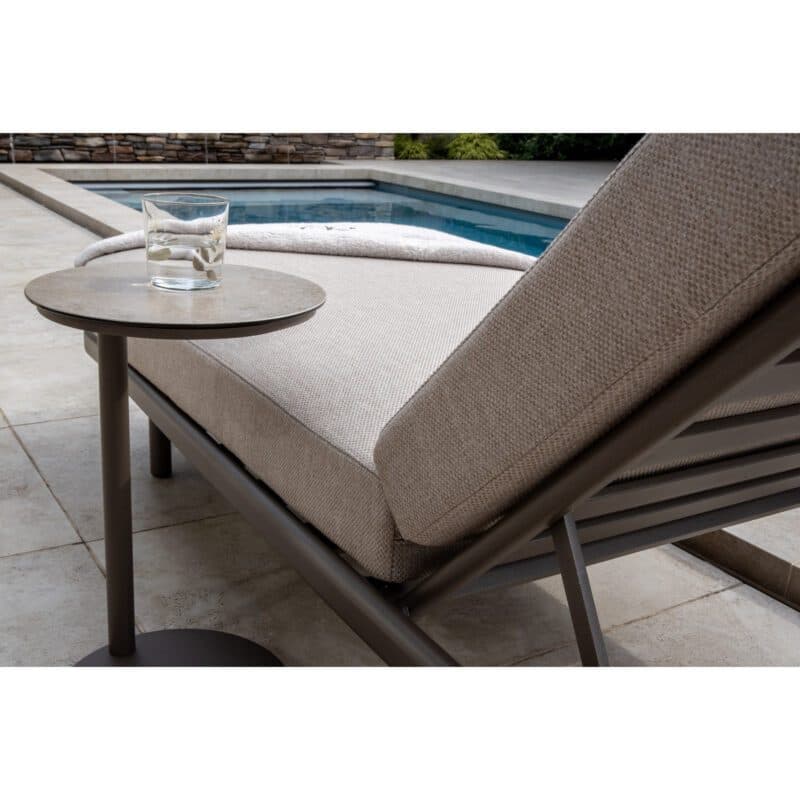 4Seasons Outdoor "Milano" Sonnenliege, Gestell Aluminium terre, Polster Olefin grau mit "Vic" Beistelltisch, Tischplatte Glaskeramik sand