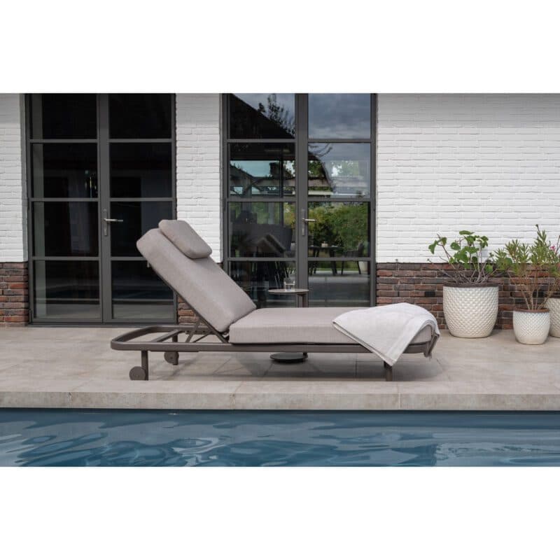4Seasons Outdoor "Milano" Sonnenliege, Gestell Aluminium terre, Polster Olefin grau mit "Vic" Beistelltisch, Tischplatte Glaskeramik sand