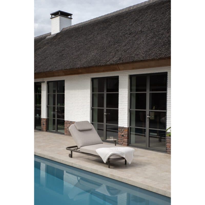 4Seasons Outdoor "Milano" Sonnenliege, Gestell Aluminium terre, Polster Olefin grau mit "Vic" Beistelltisch, Tischplatte Glaskeramik sand