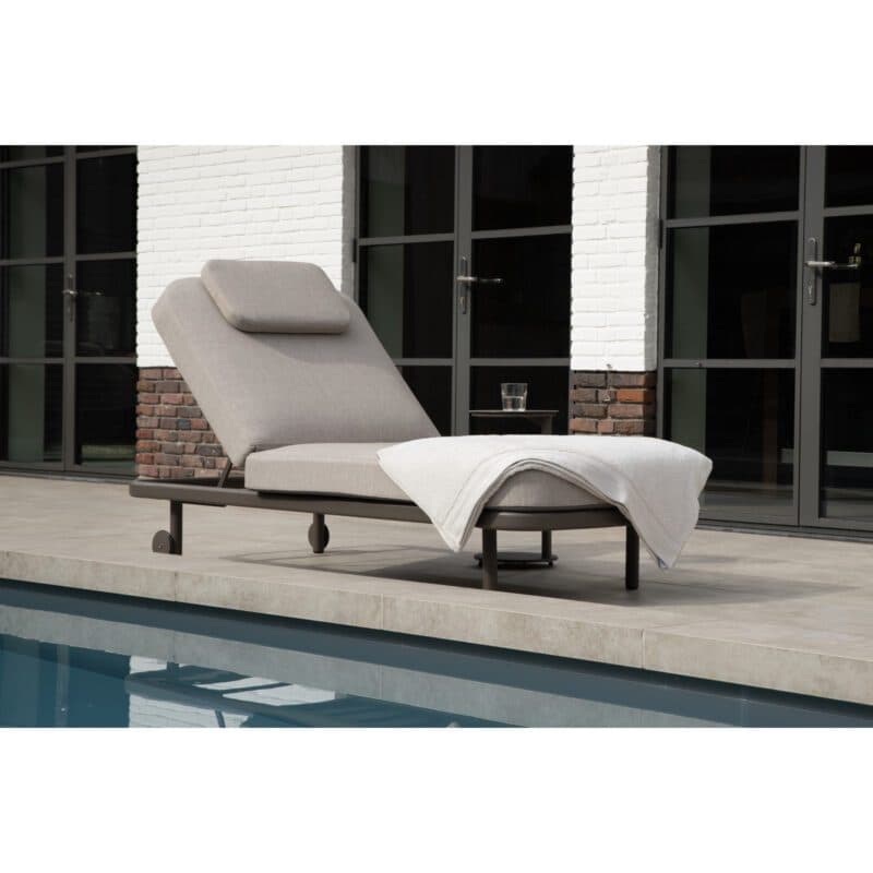 4Seasons Outdoor "Milano" Sonnenliege, Gestell Aluminium terre, Polster Olefin grau mit "Vic" Beistelltisch, Tischplatte Glaskeramik sand