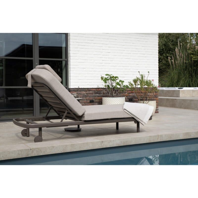 4Seasons Outdoor "Milano" Sonnenliege, Gestell Aluminium terre, Polster Olefin grau mit "Vic" Beistelltisch, Tischplatte Glaskeramik sand