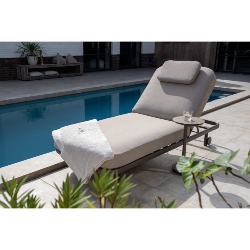 4Seasons Outdoor "Milano" Sonnenliege, Gestell Aluminium terre, Polster Olefin grau mit "Vic" Beistelltisch, Tischplatte Glaskeramik sand