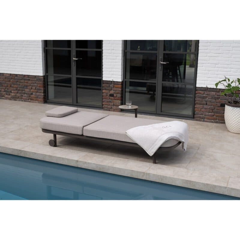 4Seasons Outdoor "Milano" Sonnenliege, Gestell Aluminium terre, Polster Olefin grau mit "Vic" Beistelltisch, Tischplatte Glaskeramik sand