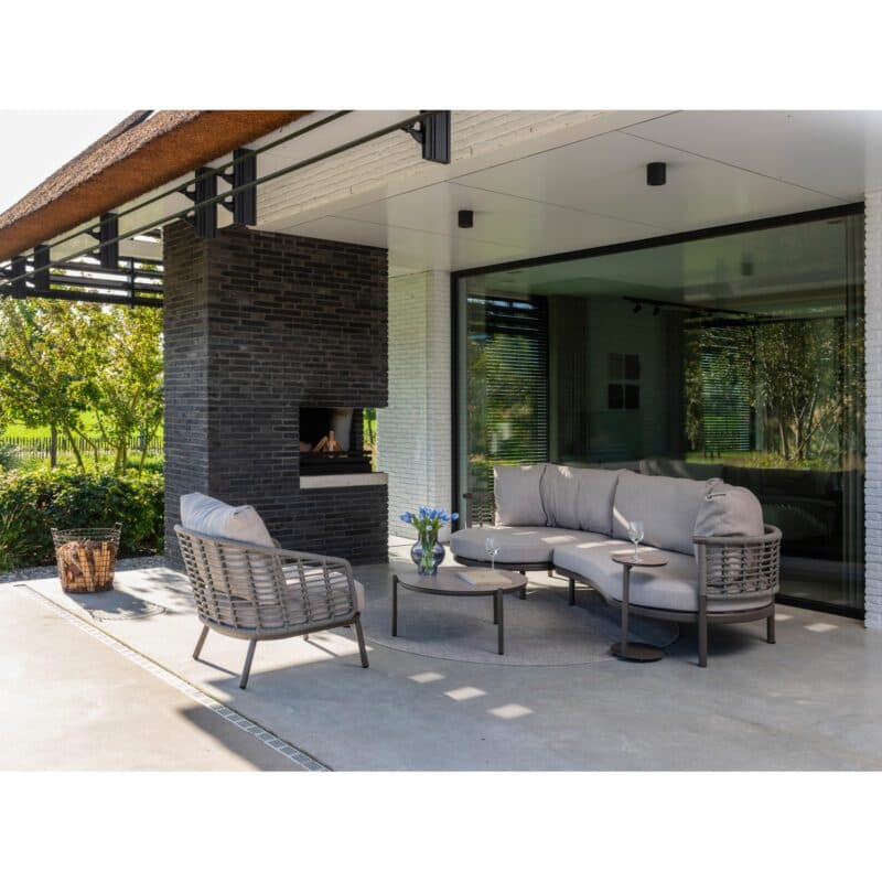 4Seasons Outdoor "Puglia" Loungeset und Sessel, Gestelle Aluminium terre, Rope grau, Kissen hellgrau mit "Vic" Loungetisch und Beistelltisch, Tischplatten Glaskeramik sand