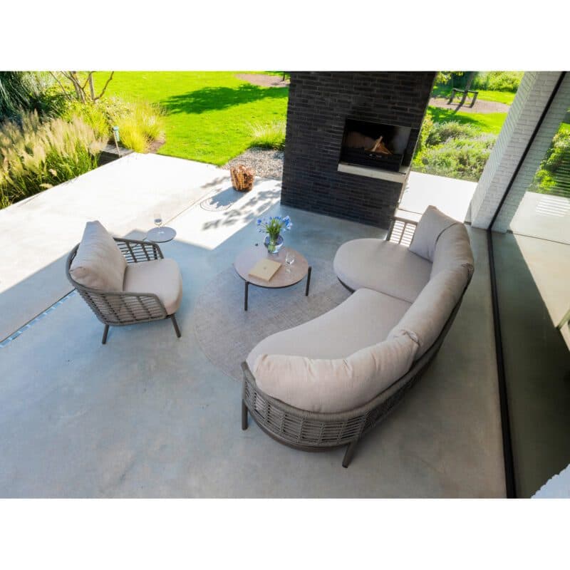 4Seasons Outdoor "Puglia" Loungeset und Sessel, Gestelle Aluminium terre, Rope grau, Kissen hellgrau mit "Vic" Loungetisch und Beistelltisch, Tischplatten Glaskeramik sand