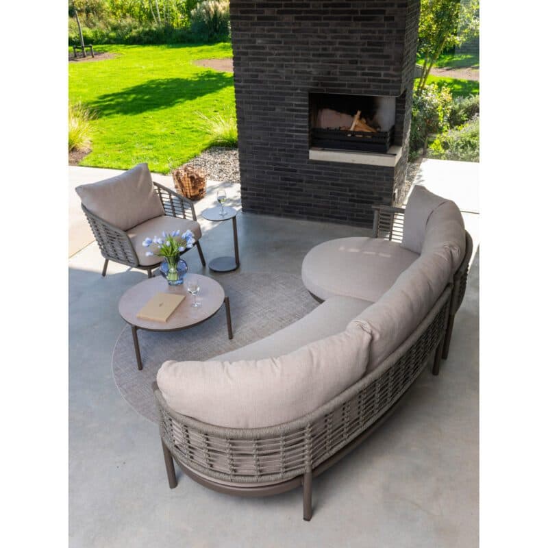 4Seasons Outdoor "Puglia" Loungeset und Sessel, Gestelle Aluminium terre, Rope grau, Kissen hellgrau mit "Vic" Loungetisch und Beistelltisch, Tischplatten Glaskeramik sand