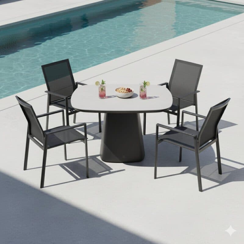 Gartenmöbel-Set mit Liadomo "Limbadi" Stapelsessel und CASA DOMA "Lioni" Gartentisch 120x120 cm, Gestelle Aluminium anthrazit, Armlehnen Aluminium, Platte Sinterstein (Bild KI-generiert)