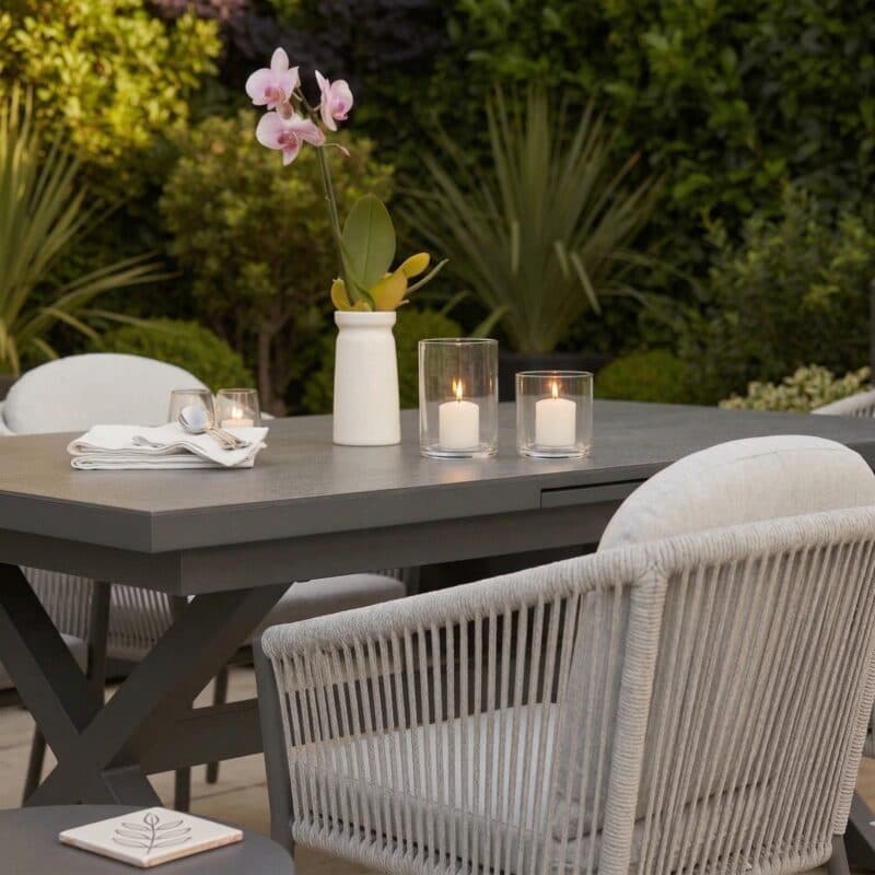 Liadomo "Latina" Stapelsessel, Gestell Aluminium anthrazit, Rope-Sitzschale und Kissen light grey, "Benevento" Ausziehtisch Aluminium/Sinterstein 200/260x100 cm (Bild KI-generiert)