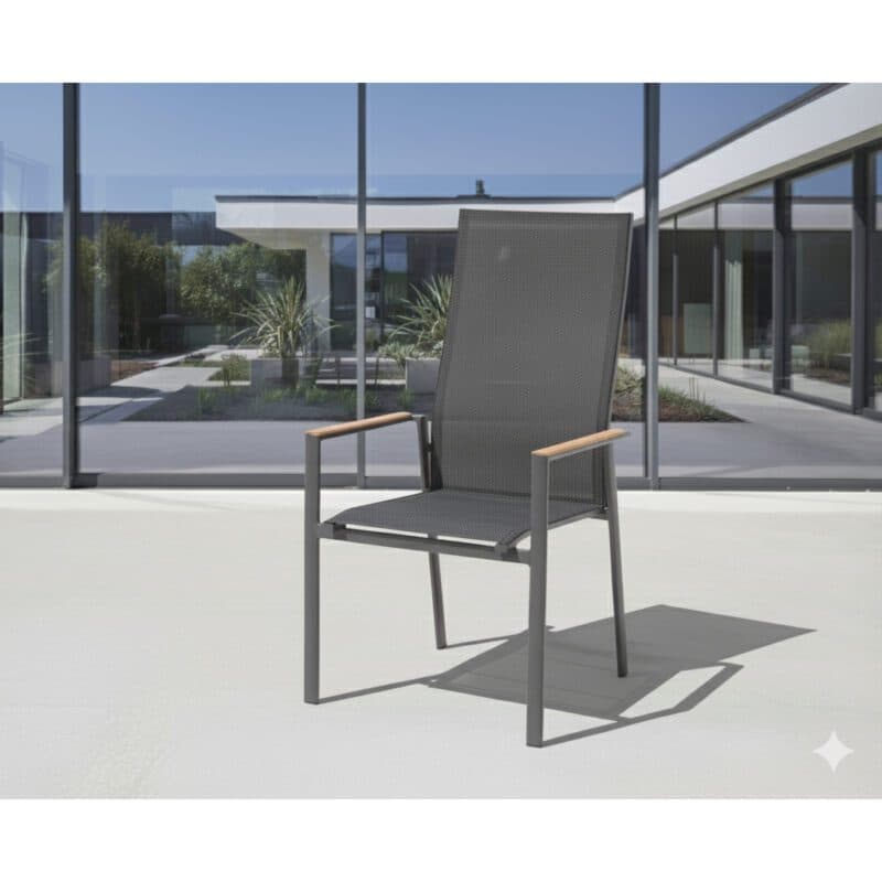 Liadomo "Limbadi" Stapelstuhl mit hoher Rückenlehne, Gestell Aluminium anthrazit, Bespannung Textilen anthrazit, Armlehne mit Teakholz-Auflage