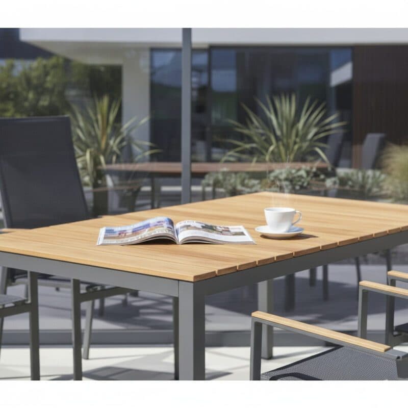 Liadomo Gartenmöbel-Set mit "Limbadi" Hochlehner und "Scalea" Tisch 160x90cm, Gestelle Aluminium anthrazit, Tischplatte und Armlehnen Teakholz