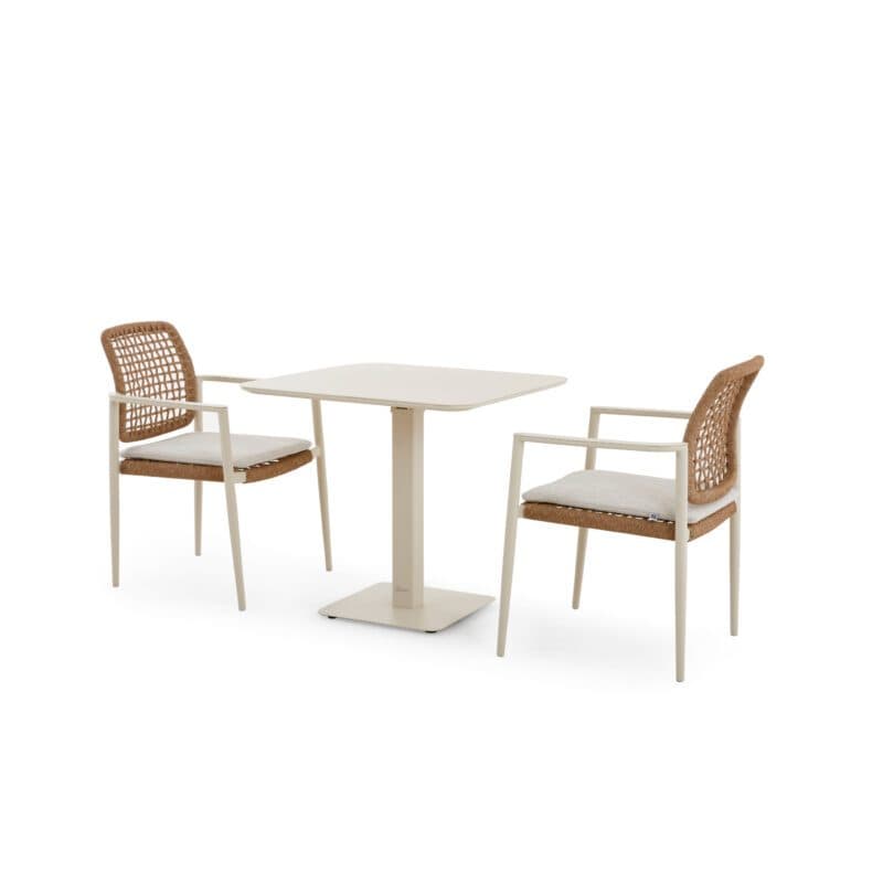 Gartenmöbel-Set mit CASA DOMA "Lavello" Stapelsessel und Liadomo "Torano" Klapptisch 80x80 cm, Gestelle Aluminium cream, Geflecht naturfarben, Kissen beige