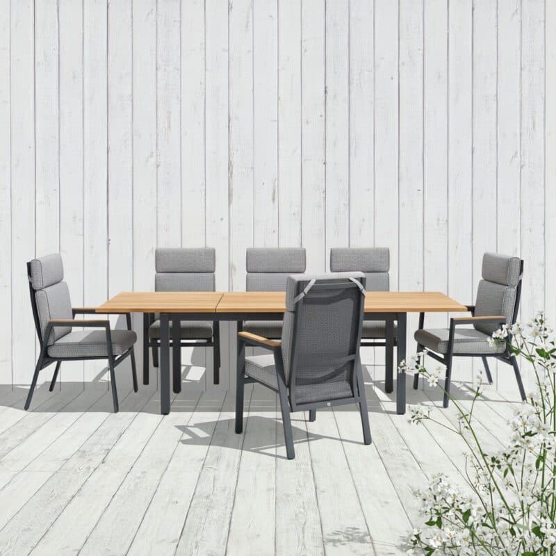 Gartenmöbel-Set 7-tlg. mit Liadomo "Celano" Sessel, Aluminium anthrazit, Polster grau, Armlehnen Teak und CASA DOMA "Varano" Ausziehtisch 160/260x90 cm, Edelstahl anthrazit/Teak (Bild KI-generiert)