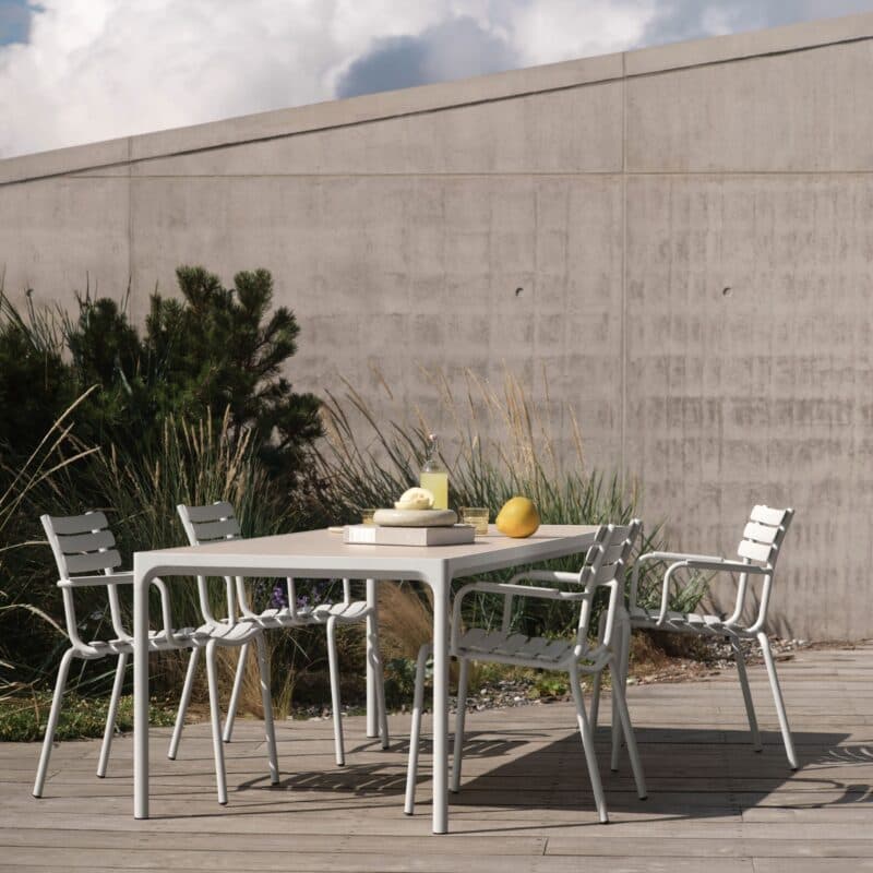 Houe "Four" Gartentisch, Aluminium muted white, Tischplatte Keramik shell