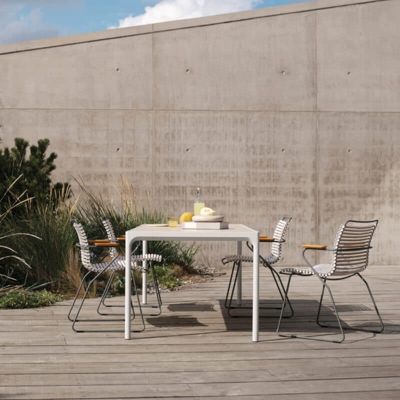 Houe "Four" Gartentisch, Aluminium muted white, Tischplatte Keramik shell mit "Click" Stapelstuhl, Kunststoff-Lamellen muted white