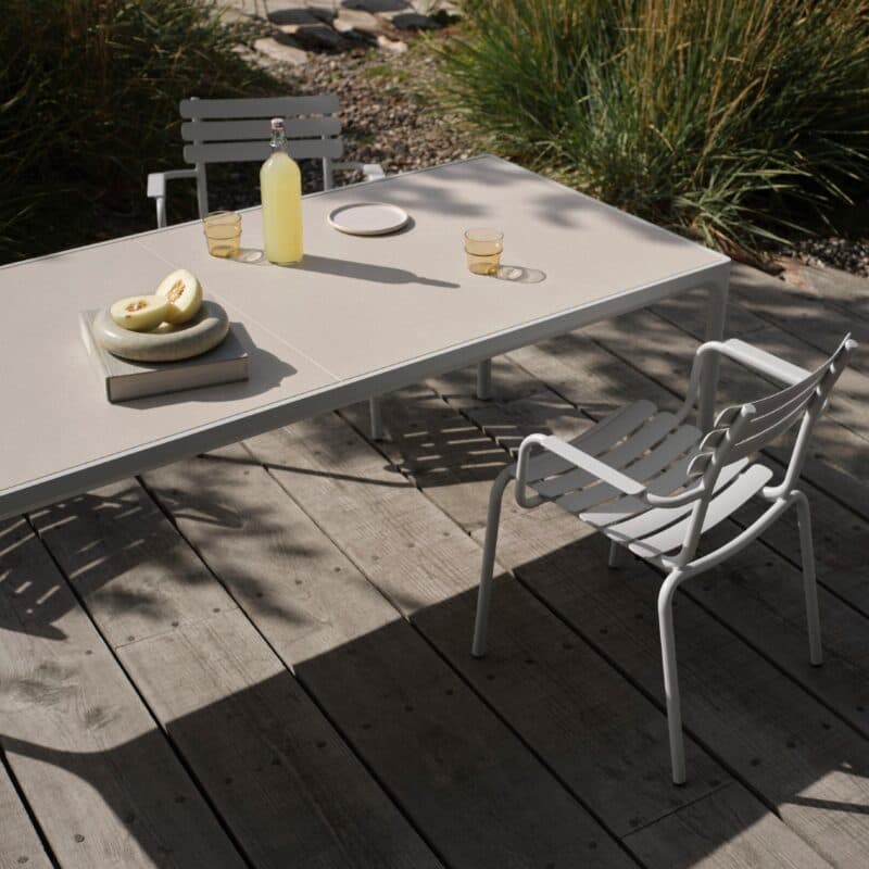 Houe "Four" Gartentisch, Aluminium muted white, Tischplatte Keramik shell