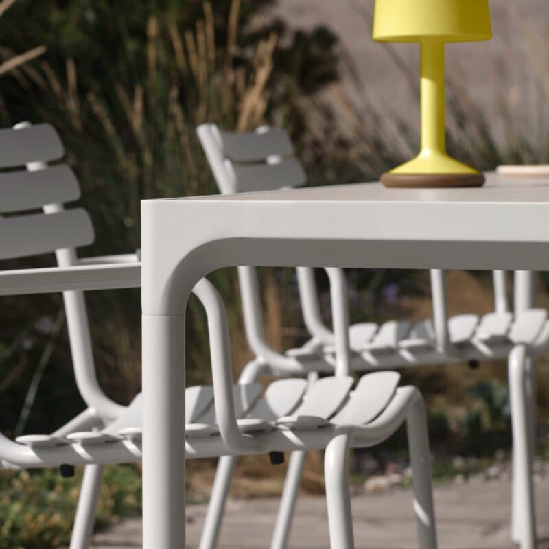 Houe "Four" Gartentisch, Aluminium muted white, Tischplatte Keramik shell