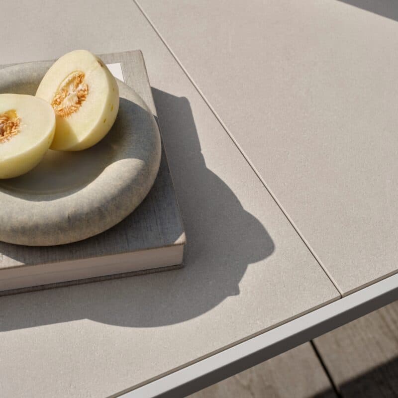 Houe "Four" Gartentisch, Aluminium muted white, Tischplatte Keramik shell