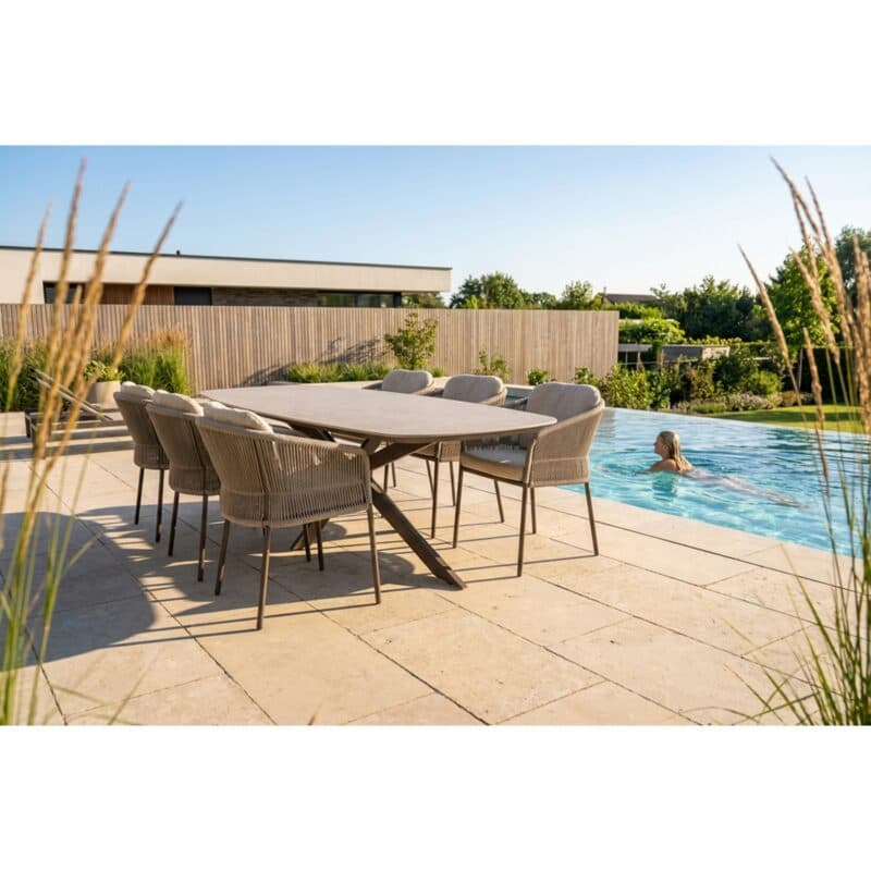 Gestell Aluminium terre, Rope-Bespannung hellgrau, Kissen Olefin hellgrau mit "Prado" Gartentisch 240x105 cm, Tischplatte Keramik terre