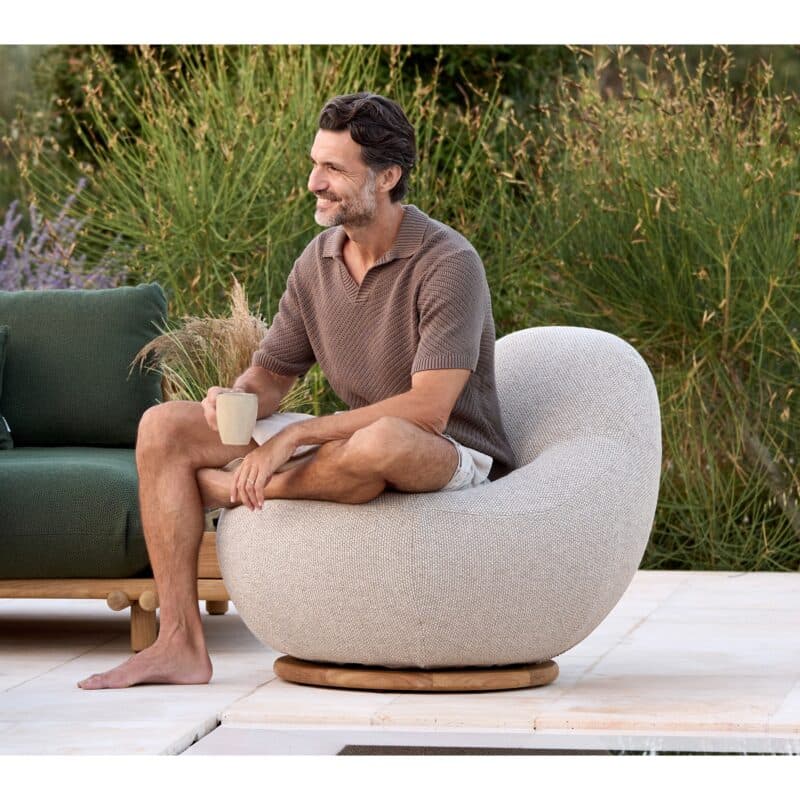 Cane-line "Gem" Loungesessel mit Teak-Drehfuß, Bezug Rise desert sand