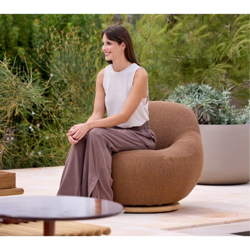 Cane-line "Gem" Loungesessel mit Teak-Drehfuß, Bezug Rise umber brown