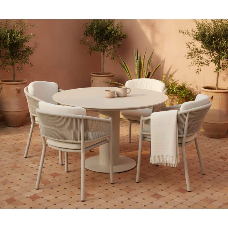 Hartman "Altea" Diningsessel, Gestell Aluminium sand, Rope-Bespannung sand, Weatherready® Kissen beige, mit "Girona" Gartentisch Ø 120 cm, Tischplatte Keramik beige