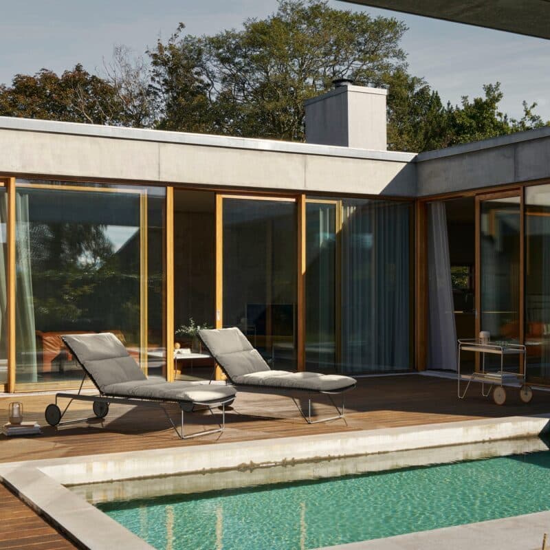 Houe "Click" Sonnenliege, Stahlgestell grau, Kunststoff-Lamellen schwarz mit Auflage, Sunbrella Heritage ash