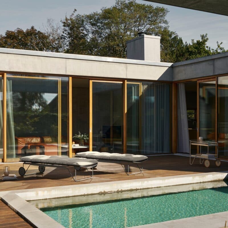 Houe "Click" Sonnenliege, Stahlgestell grau, Kunststoff-Lamellen schwarz mit Auflage, Sunbrella Heritage ash