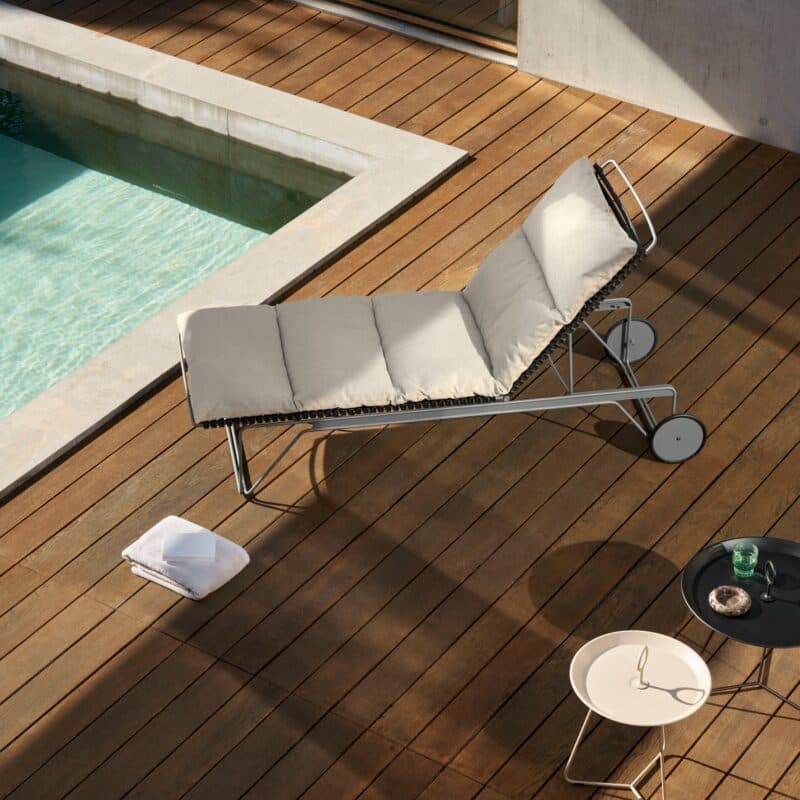 Houe "Click" Sonnenliege, Stahlgestell grau, Kunststoff-Lamellen schwarz mit Auflage, Sunbrella Heritage ash