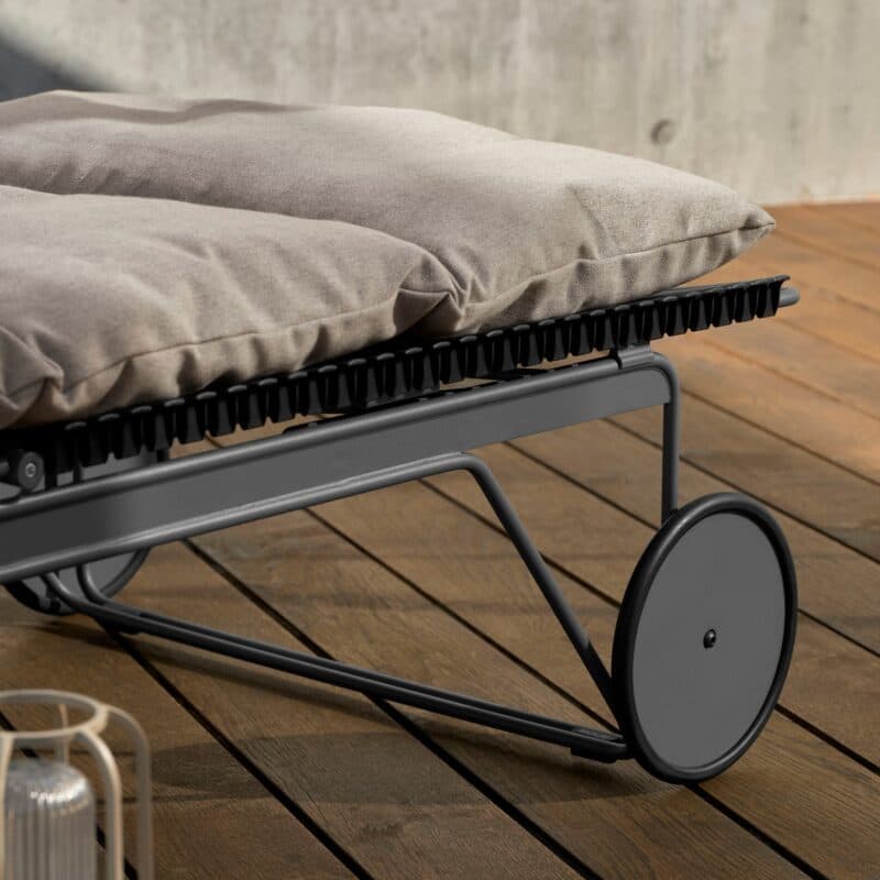 Houe "Click" Sonnenliege, Stahlgestell grau, Kunststoff-Lamellen schwarz mit Auflage, Sunbrella Heritage ash