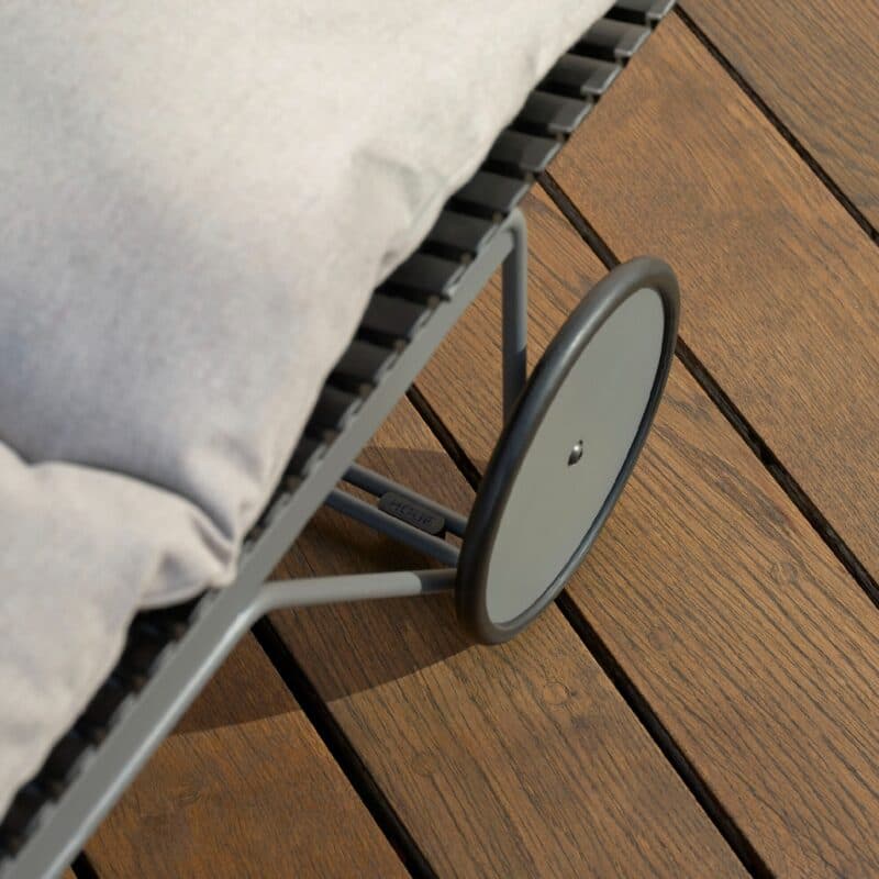 Houe "Click" Sonnenliege, Stahlgestell grau, Kunststoff-Lamellen schwarz mit Auflage, Sunbrella Heritage ash