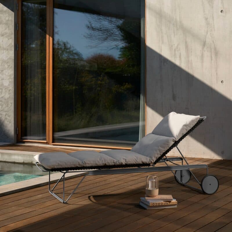 Houe "Click" Sonnenliege, Stahlgestell grau, Kunststoff-Lamellen schwarz mit Auflage, Sunbrella Heritage ash