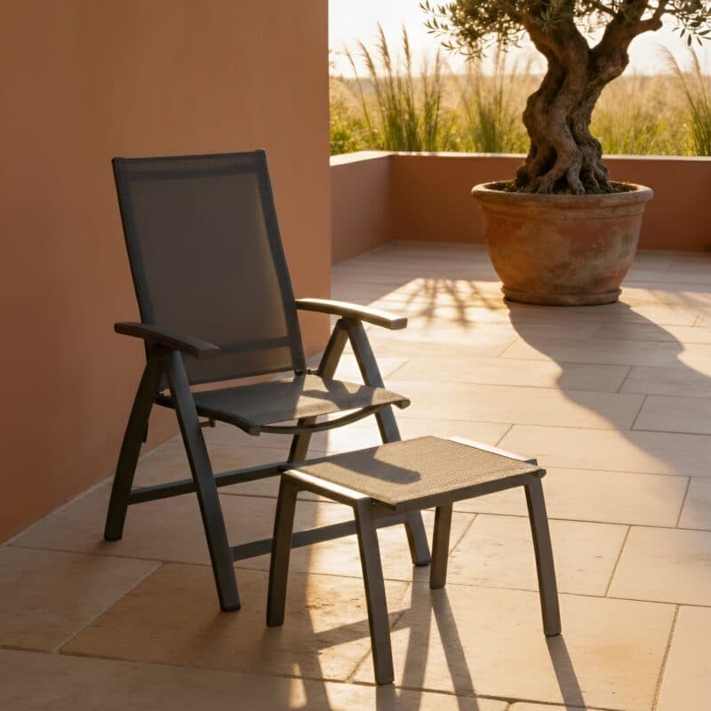 Liadomo "Ricadi" Klappsessel mit Hocker, Aluminium anthrazit, Textilgewebe anthrazit, Armlehnen Aluminium (Bild KI-generiert)