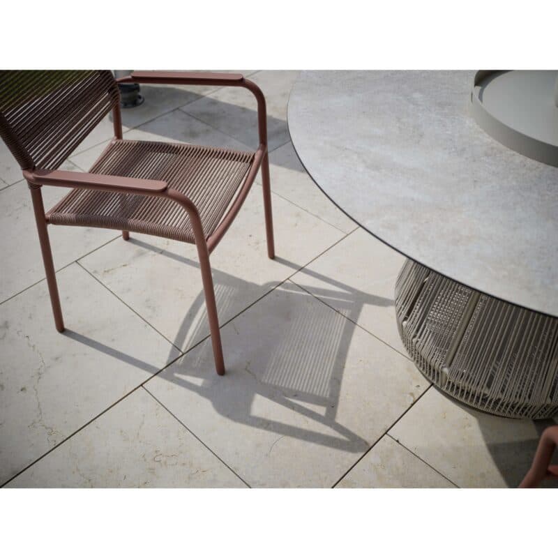 Stern "Rhoda" Gartentisch, Gestell Aluminium und Rope greige, Tischplatte HPL quartz, Ø 134 cm mit "Joris" Stapelsessel, Aluminium und Rope terra