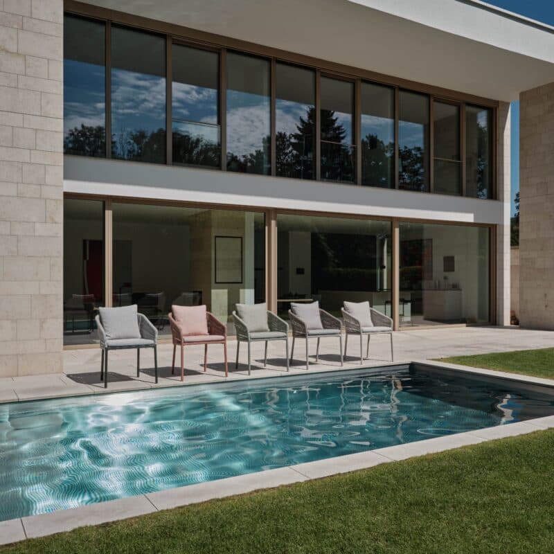 Stern "Jella" Stapelsessel, Gestell Aluminium anthrazit matt, Sitzfläche Textilgewebe silber, Kordel-Bespannung stone, Kissen Polyacryl perlgrau