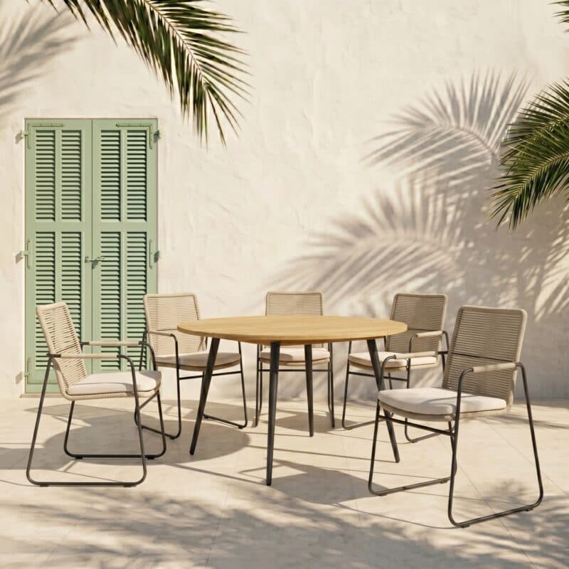 CASA DOMA Set mit "Solano" Stapelstuhl, Edelstahl anthrazit, Rope fossil, Armlehne Rope, Sitzkissen beige und "Napola" Tisch Ø 130 cm, Aluminium anthrazit, Teakplatte (Bild KI-generiert)