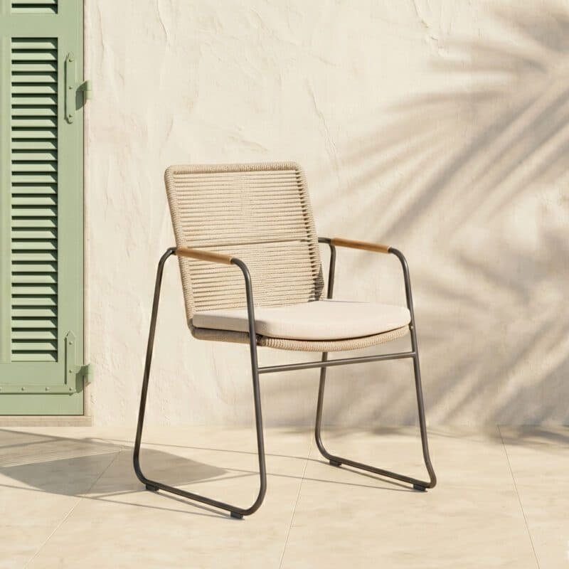CASA DOMA "Solano" Stapelstuhl, Edelstahl anthrazit, Rope fossil, Armlehne Teak, Sitzkissen beige (Bild KI-generiert)